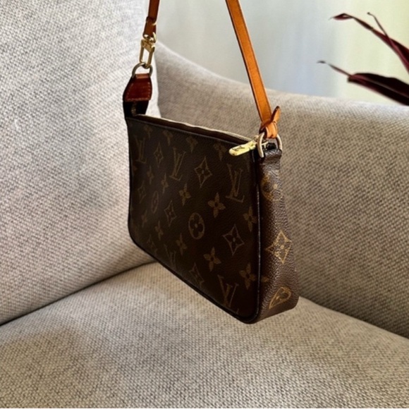 Louis Vuitton Brown Monogram Crossbody Bag with Gold Chain. Pochette Accessories - Picture 7 of 14